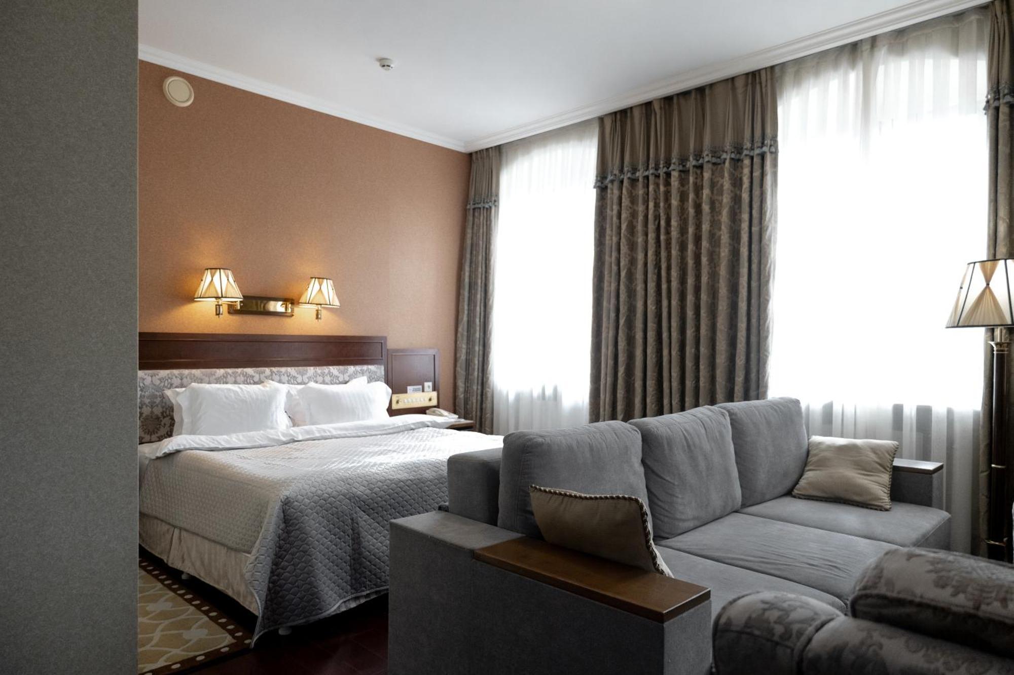 Allureinn Hotel And Spa Tsjernivsi Buitenkant foto