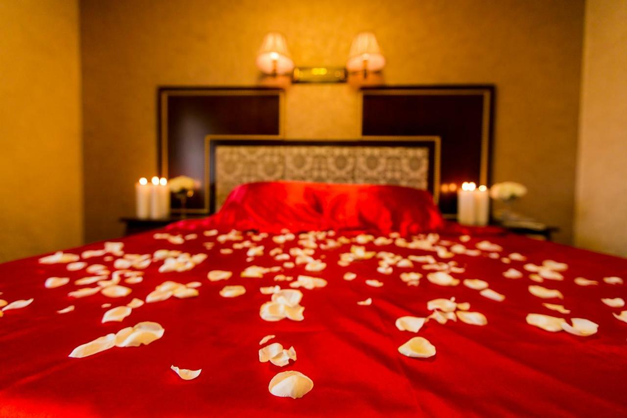 Allureinn Hotel And Spa Tsjernivsi Buitenkant foto